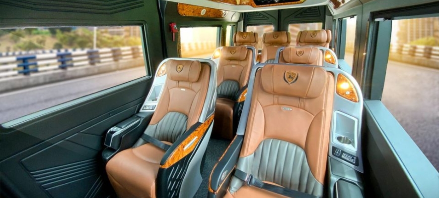 Luxury Limousine  9 Seats