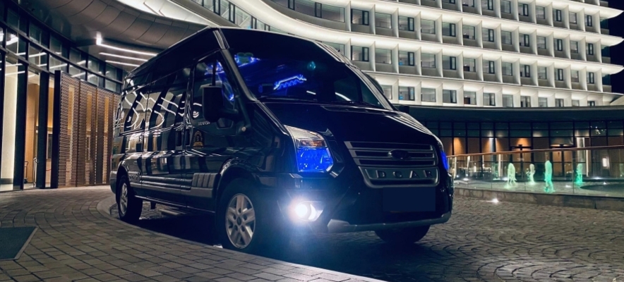 Luxury Limousine  9 Seats